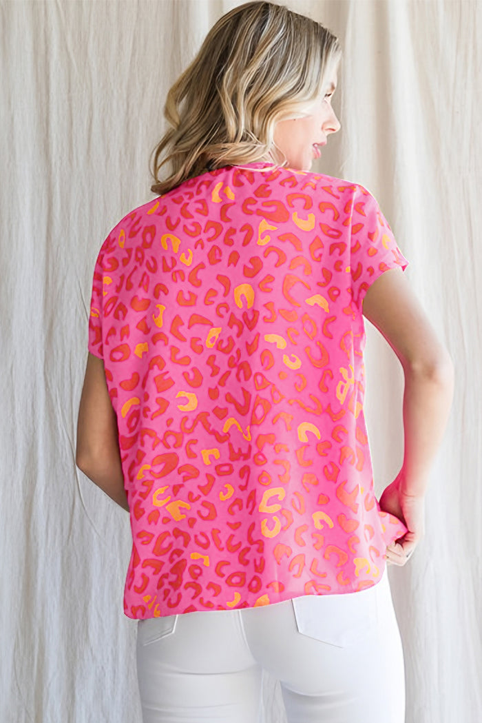 Blouse léopard rose à V-A WOMAN WE LOVE