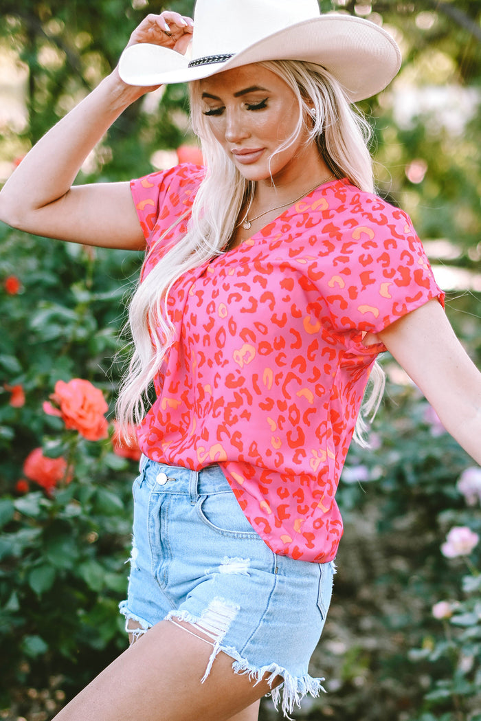 Blouse léopard rose à V-A WOMAN WE LOVE