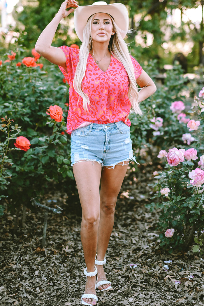 Blouse léopard rose à V-A WOMAN WE LOVE