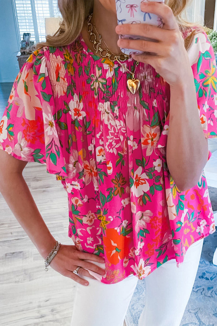 Blouse smockée à manches courtes et fleurs rose