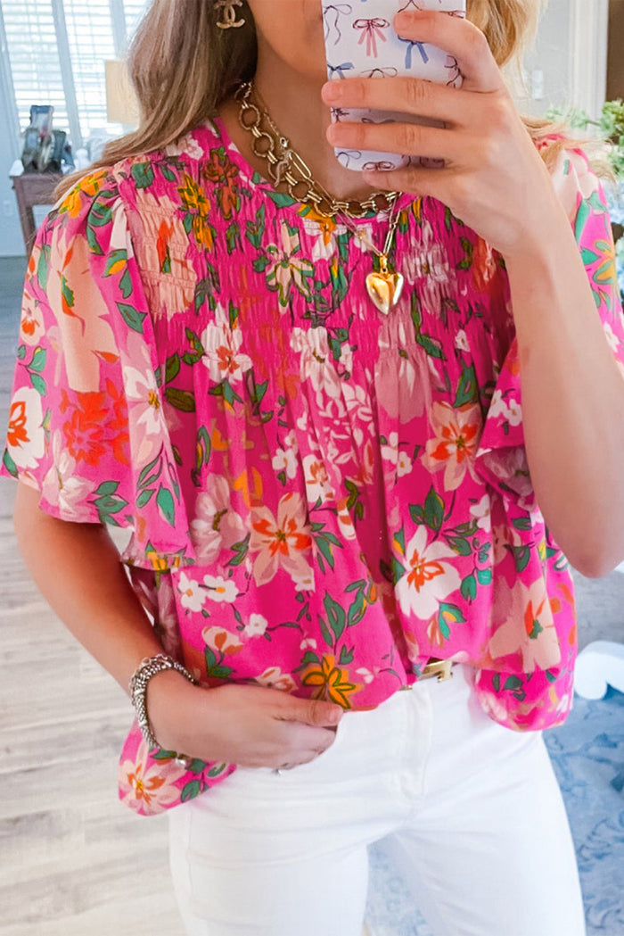 Blouse smockée à manches courtes et fleurs rose