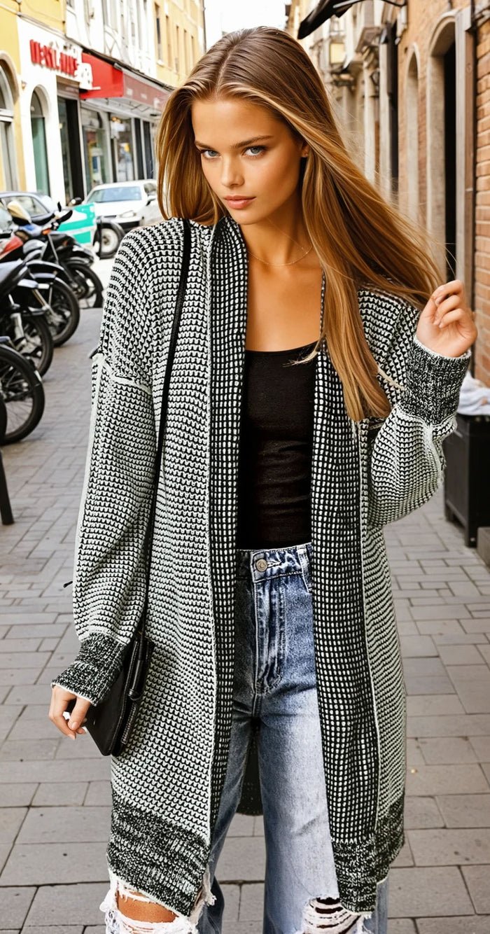 Cardigan long tricoté à carreaux gris ouvert sur le devant