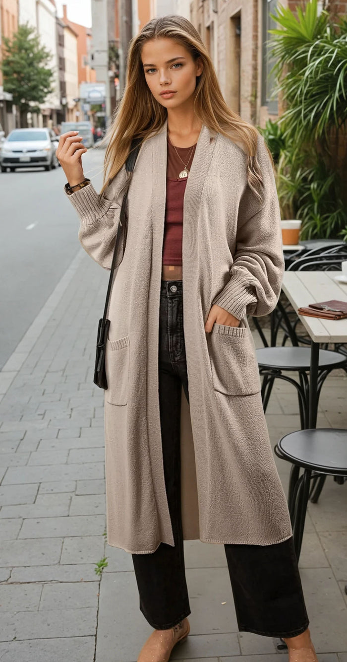 Cardigan long tricoté beige avec poches latérales *