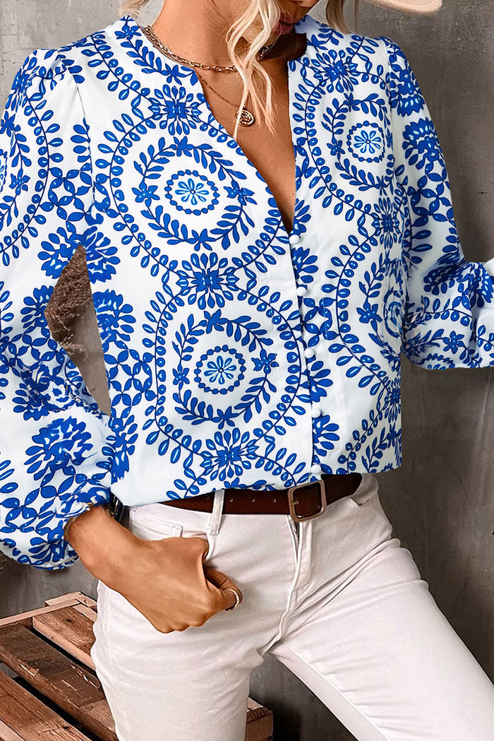 Chemise à col en V fendue à manches bouffantes et imprimé géométrique vintage bleu ciel-A WOMAN WE LOVE