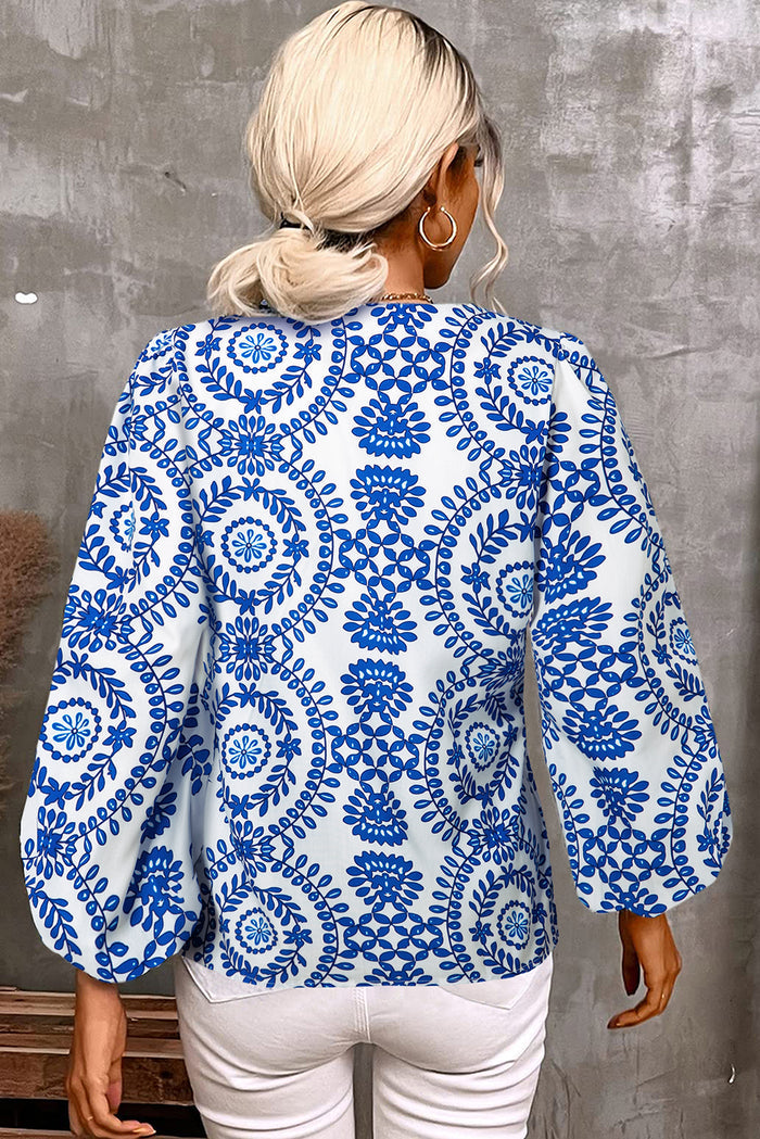 Chemise à col en V fendue à manches bouffantes et imprimé géométrique vintage bleu ciel-A WOMAN WE LOVE
