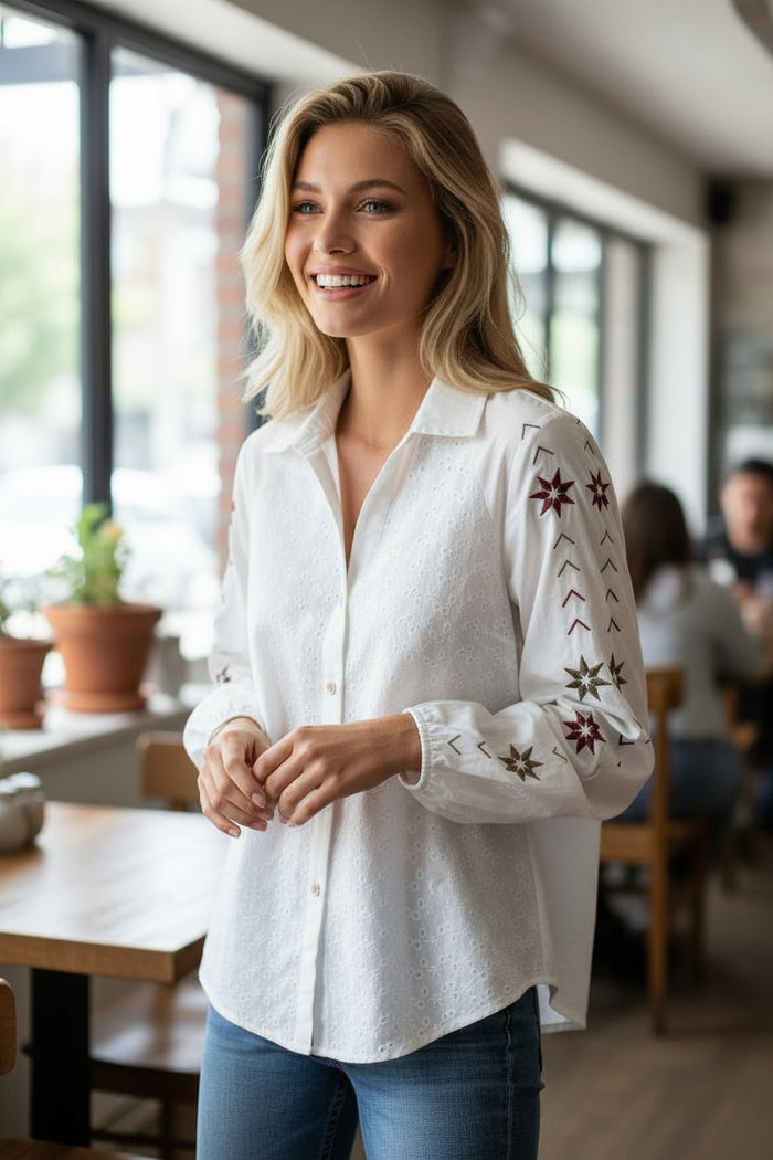 Chemise blanche en patchwork à œillets et manches bouffantes *