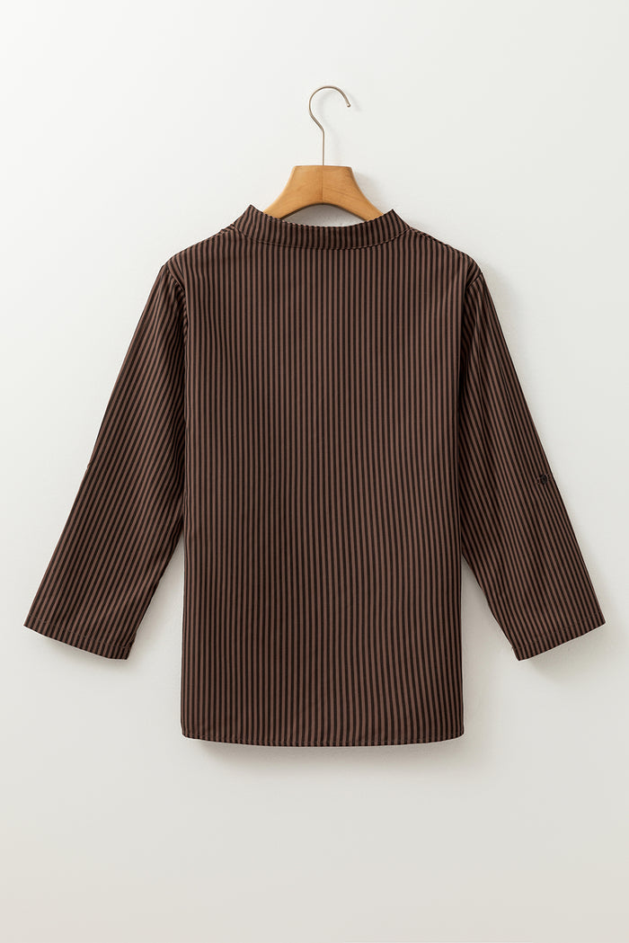 Chemise classique à rayures marron, col en V, manches retroussées, poche patchée-A WOMAN WE LOVE