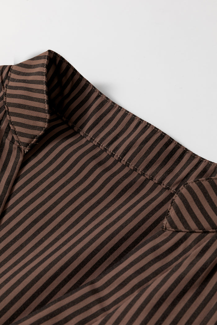 Chemise classique à rayures marron, col en V, manches retroussées, poche patchée-A WOMAN WE LOVE
