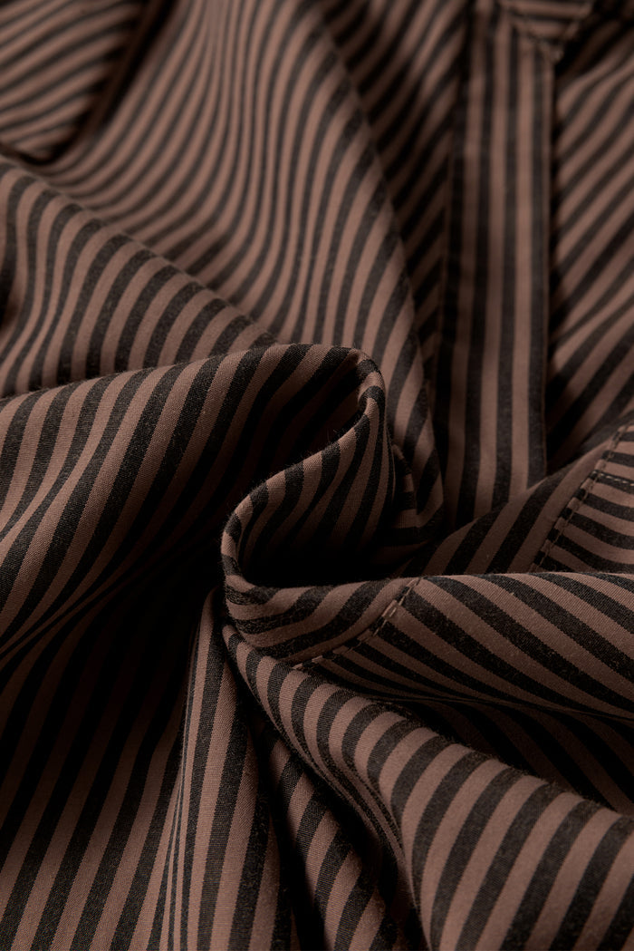 Chemise classique à rayures marron, col en V, manches retroussées, poche patchée-A WOMAN WE LOVE