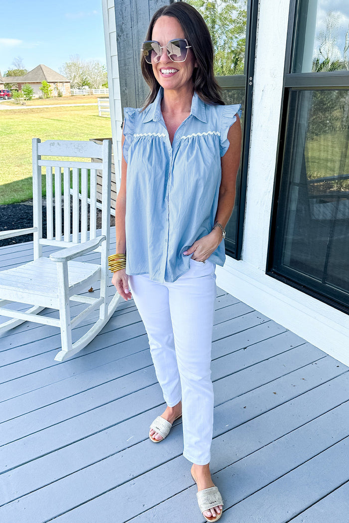 Chemise sans manches à volants et bordure Ric Rac bleu ciel-A WOMAN WE LOVE