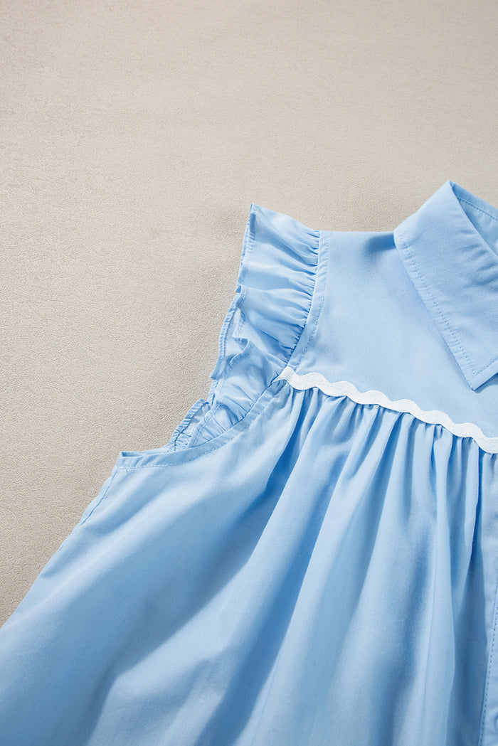Chemise sans manches à volants et bordure Ric Rac bleu ciel-A WOMAN WE LOVE