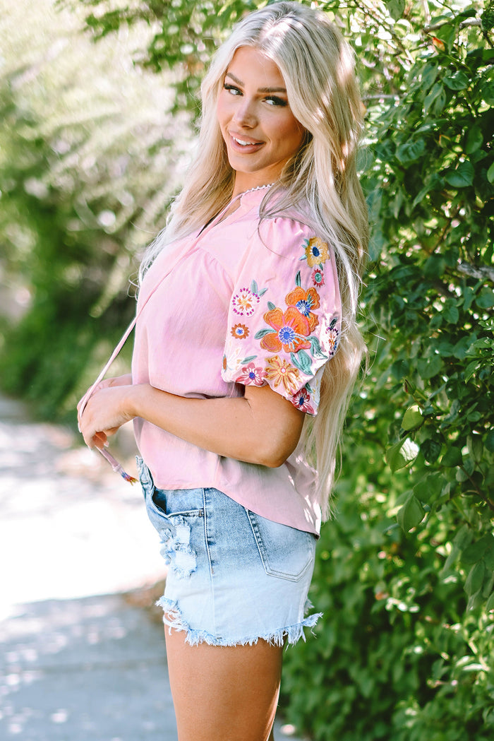 Chemisier rose à col fendu et manches bouffantes brodées de fleurs-A WOMAN WE LOVE