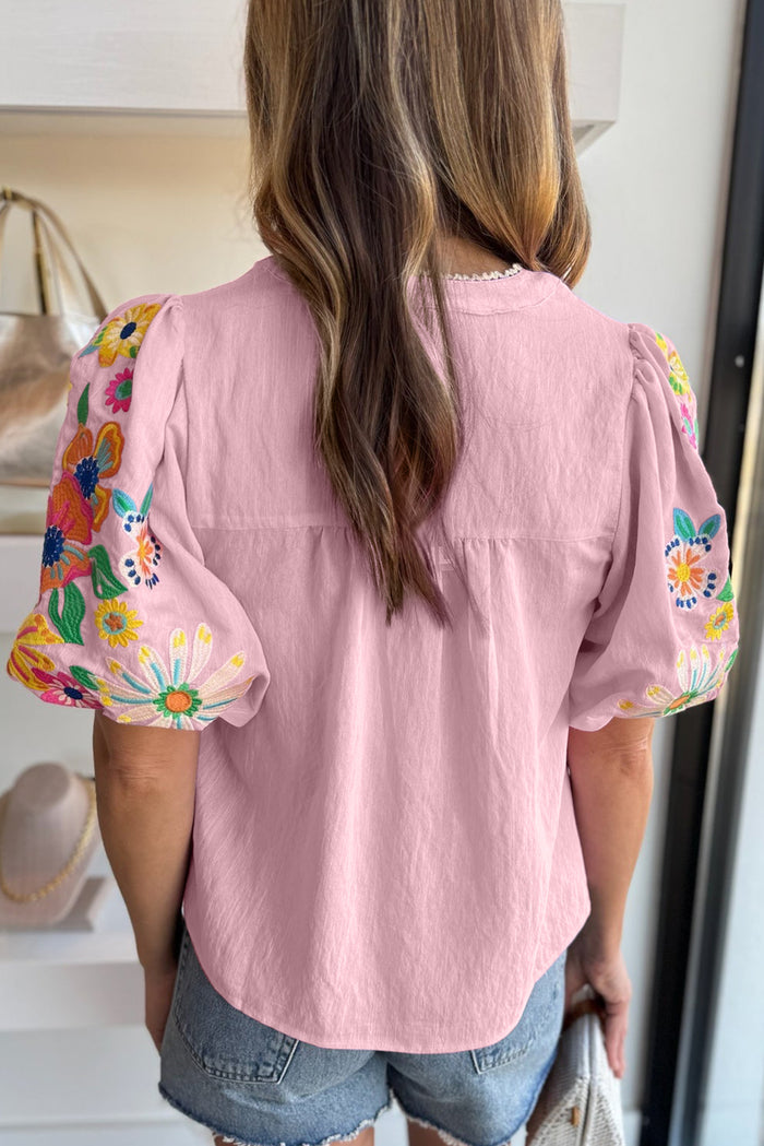 Chemisier rose à col fendu et manches bouffantes brodées de fleurs-A WOMAN WE LOVE