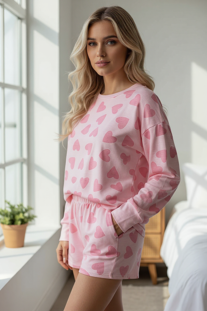 Ensemble de salon rose avec haut et short à manches longues