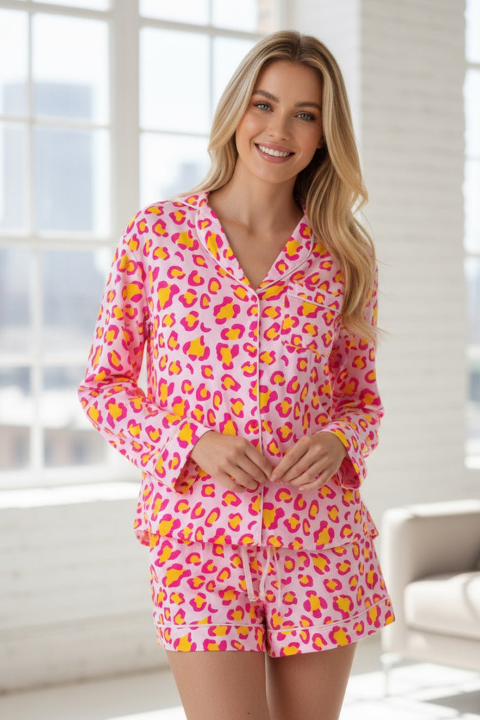 Ensemble pyjama rose chemise à manches longues et short à imprimé léopard