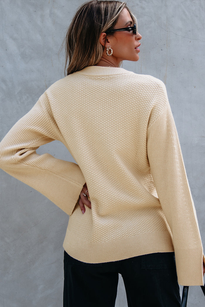 Pull ample en tricot texturé uni parchemin avec poignets fendus*