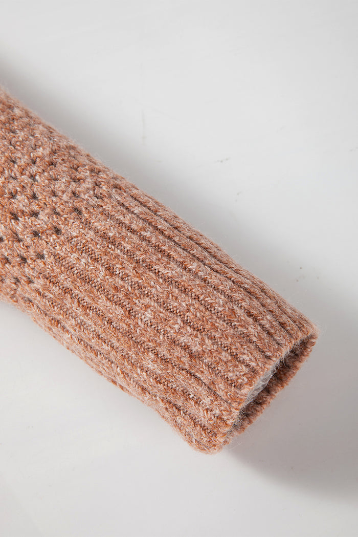 Pull ample marron foncé à col en V et épaules tombantes avec œillets