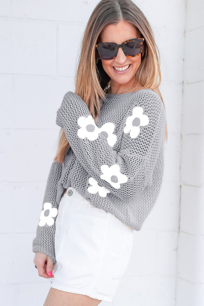 Pull gris clair à épaules tombantes en tricot ajouré à grandes fleurs