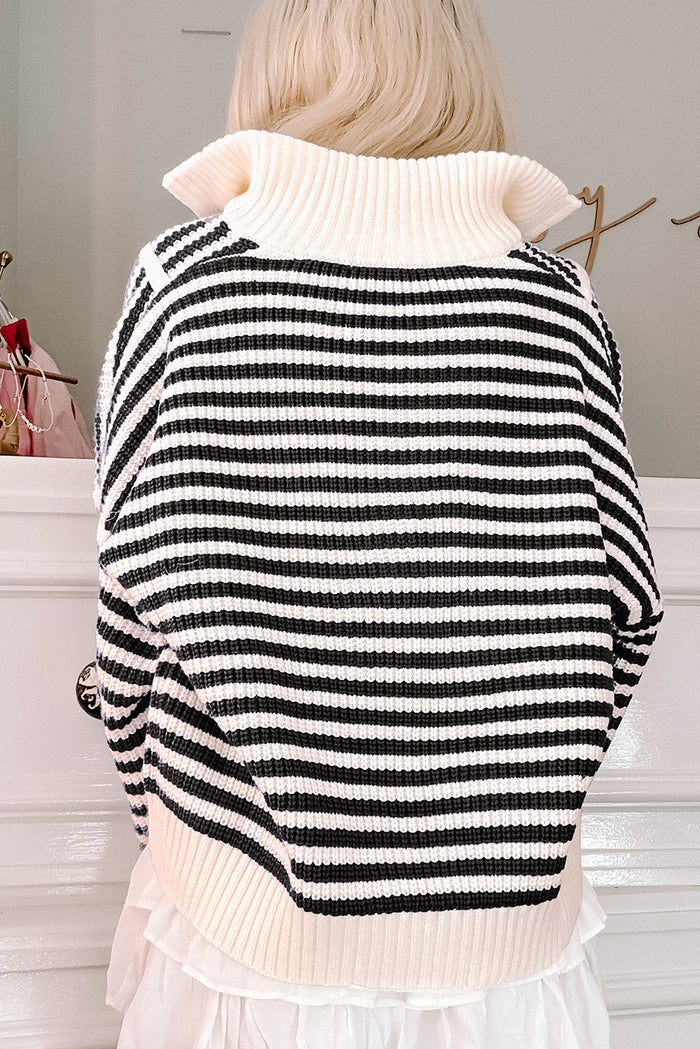 Pull noir à rayures, col zippé, épaules tombantes