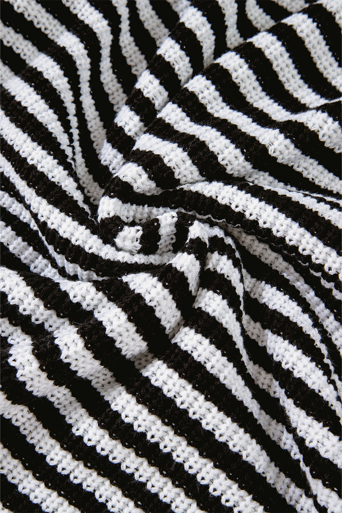 Pull noir à rayures, col zippé, épaules tombantes