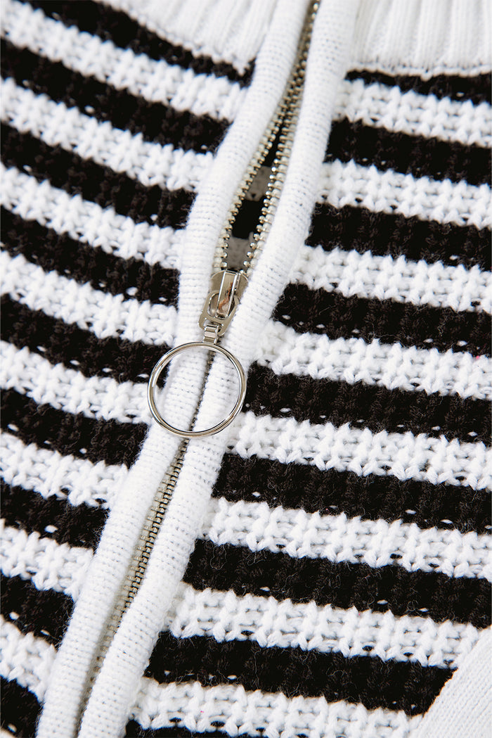 Pull noir à rayures, col zippé, épaules tombantes