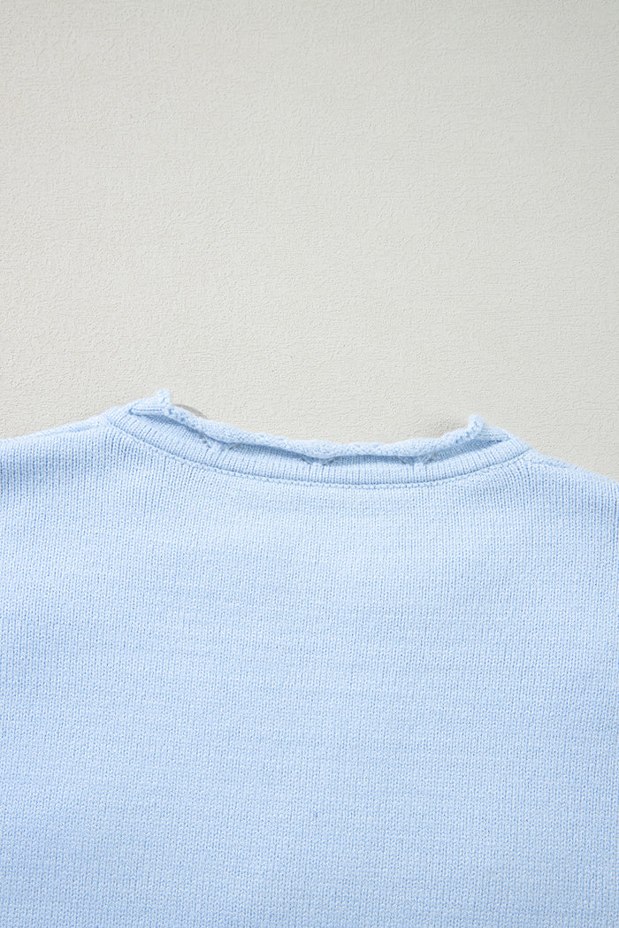 Pull tricoté à col cranté et détail de fleurs *
