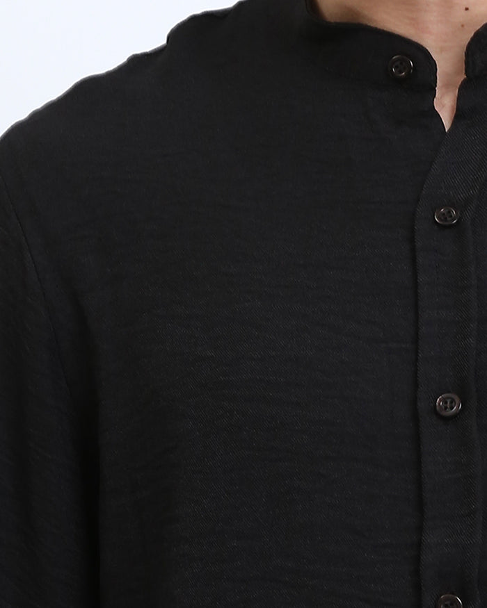 Ravin Band Collar Shirt in Lightweight Textured Fabric – Black - R209099